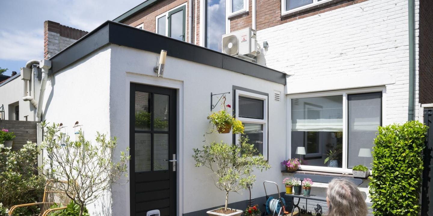 Wilma bij haar woning