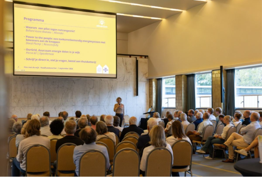  Marjolein Bryant, manager HilverZon, opent de bewonersavond over Flex met de wijk voor een volle Burgerzaal in het Raadhuis. 